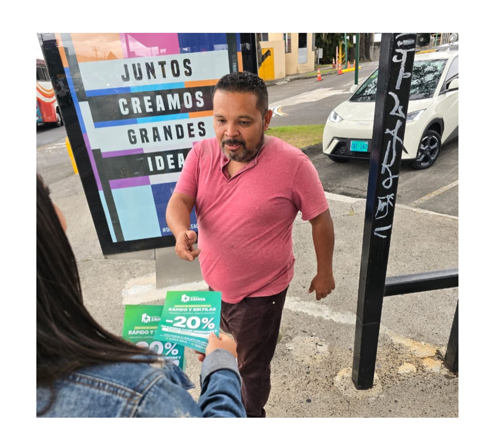 Acción real de volanteo de ZEMA junto a un comercio local